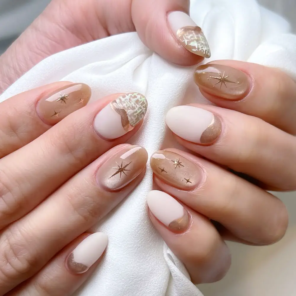 Nude Beige Gold Foil Stars Nude Beige Gold Foil Stars — Short Winter Almond Nails