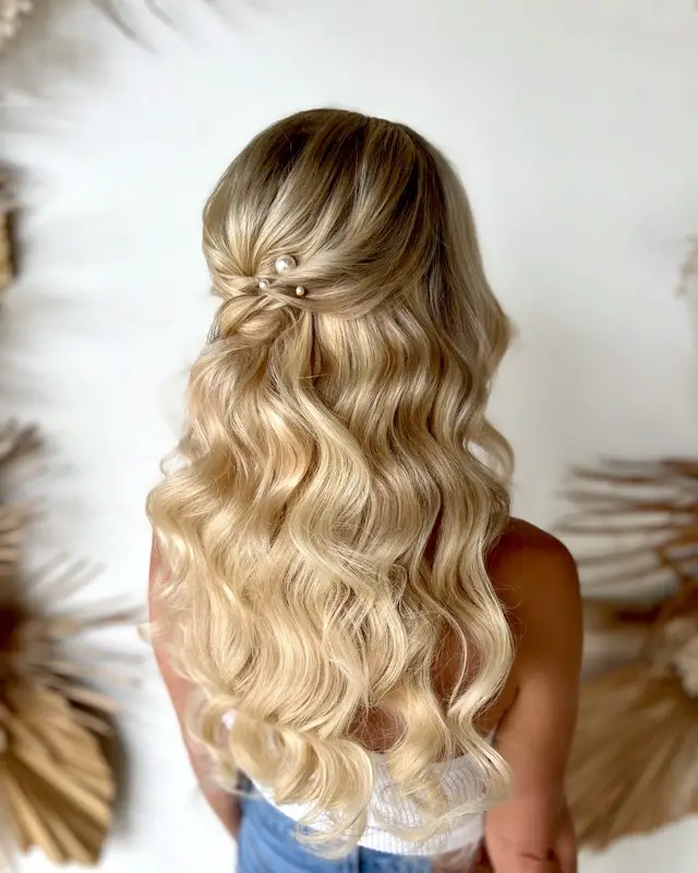 Elegant Twisted Half-Up Blonde Curls Elegant Twisted Half-Up Blonde Curls — Winter Half Up Half Down Hairstyles