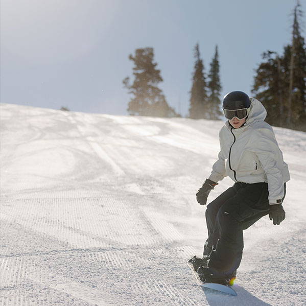 White and Black Snowboarding Outfit in Motion White and Black Snowboarding Outfit in Motion — Snowboarding Outfits