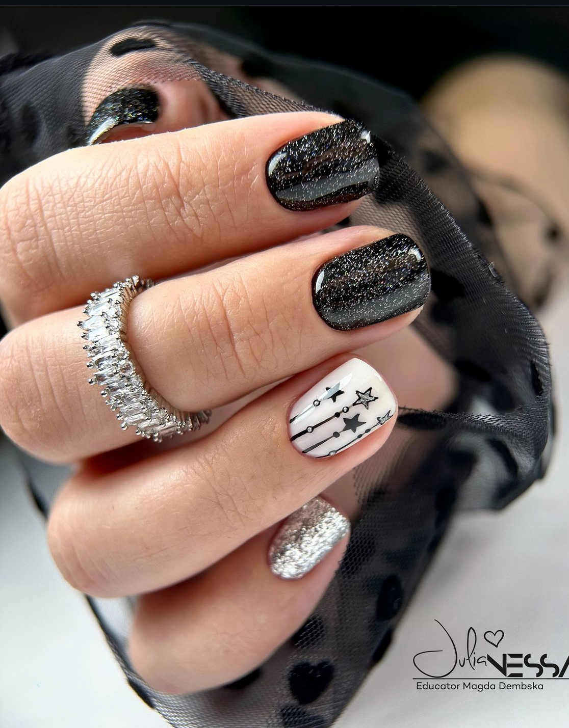 Sparkling Black Glitter & Star Art Sparkling Black Glitter & Star Art — Short Winter Nails