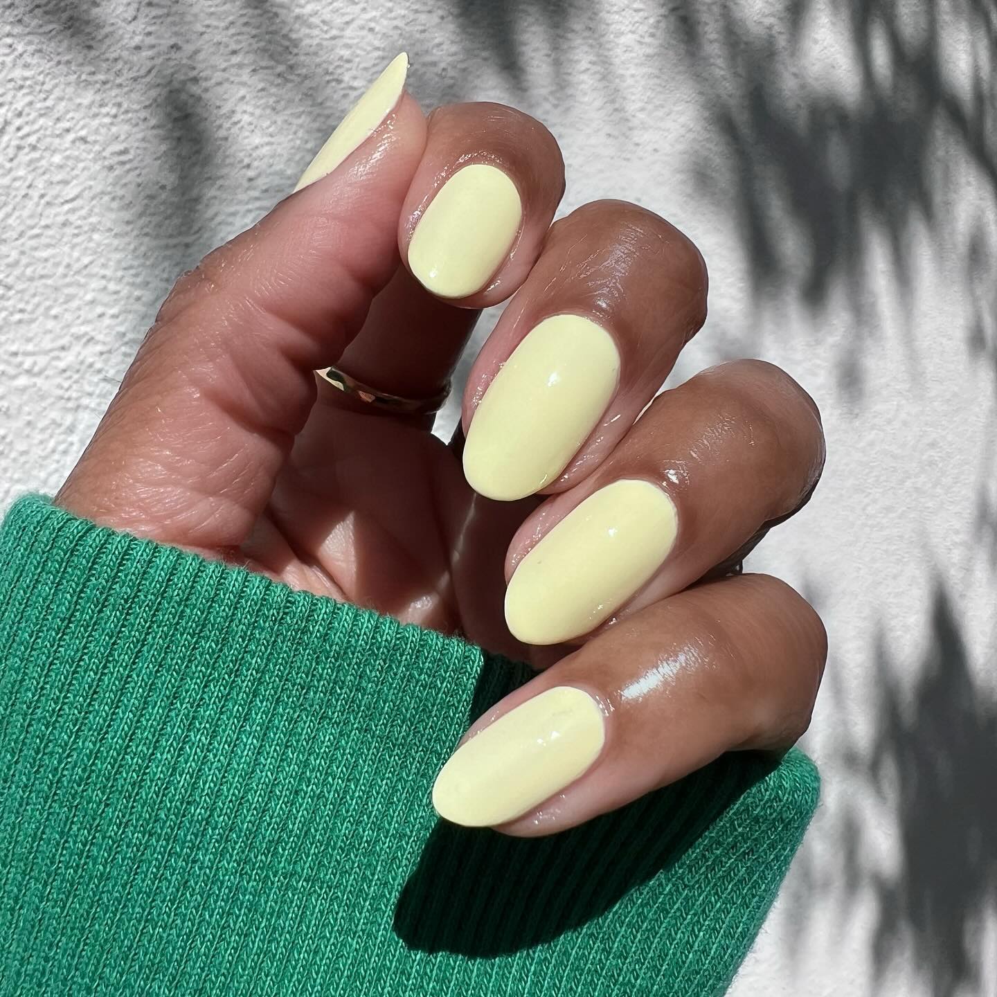 Medium Oval Solid Pale Yellow Medium Oval Solid Pale Yellow — Yellow Nail Designs