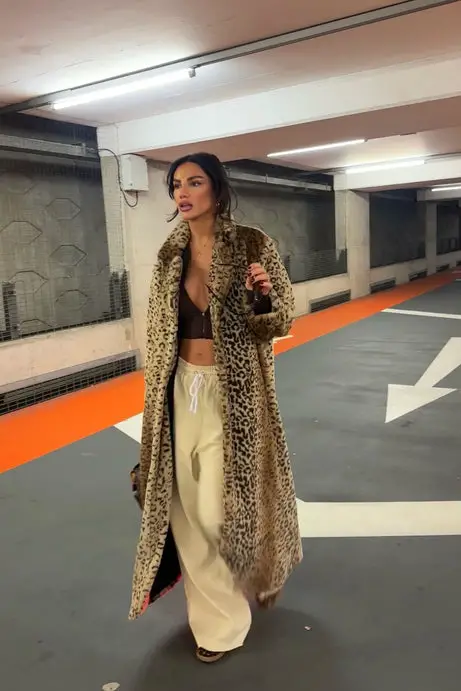 Long Leopard Coat with Bralette and Wide-Leg Pants Long Leopard Coat with Bralette and Wide-Leg Pants — Leopard Coat Outfits