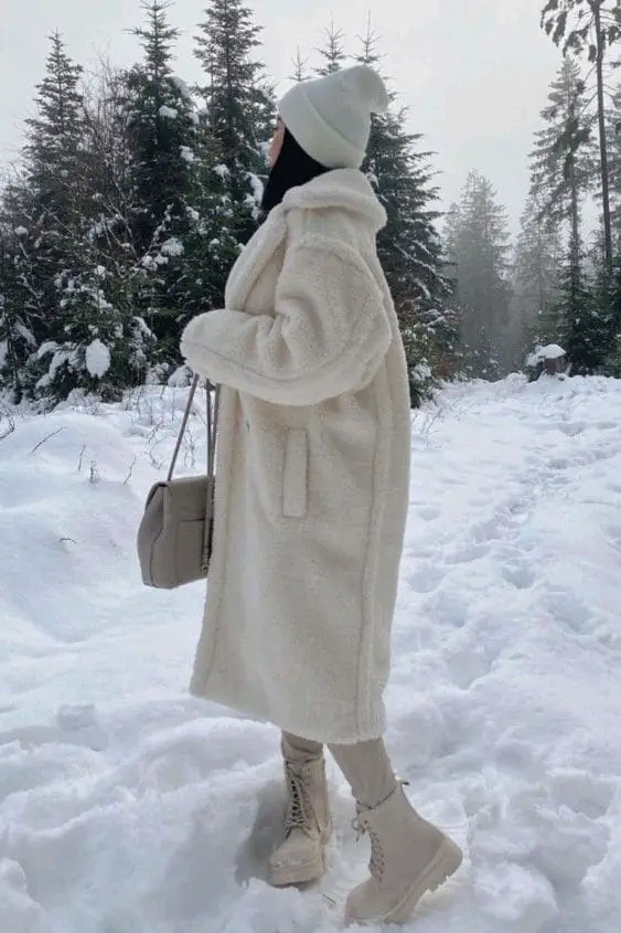 Cream Teddy Coat and Beanie for a Cozy Snowy Forest Look Cream Teddy Coat and Beanie for a Cozy Snowy Forest Look — Cold Weather Outfits