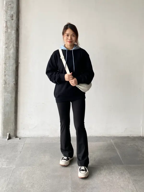 Sporty Vibes: Black Flare Leggings with Hoodie and Crossbody Bag Sporty Vibes: Black Flare Leggings with Hoodie and Crossbody Bag — Flare Leggings Outfits