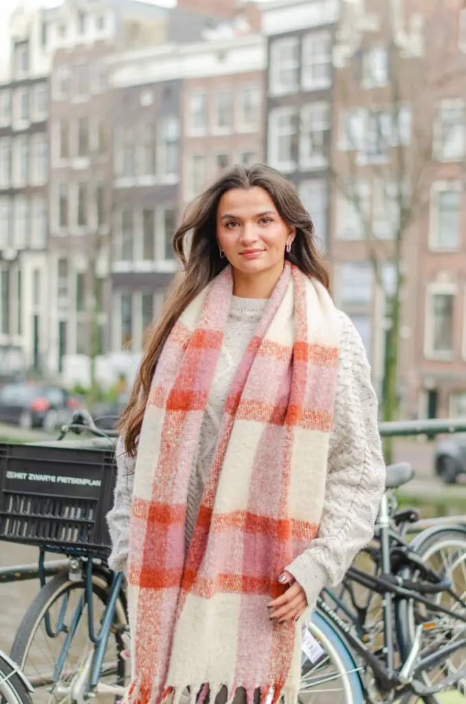 Oversized Cable-Knit Sweater and Plaid Scarf for a Cozy Look — Winter Photoshoot Outfits