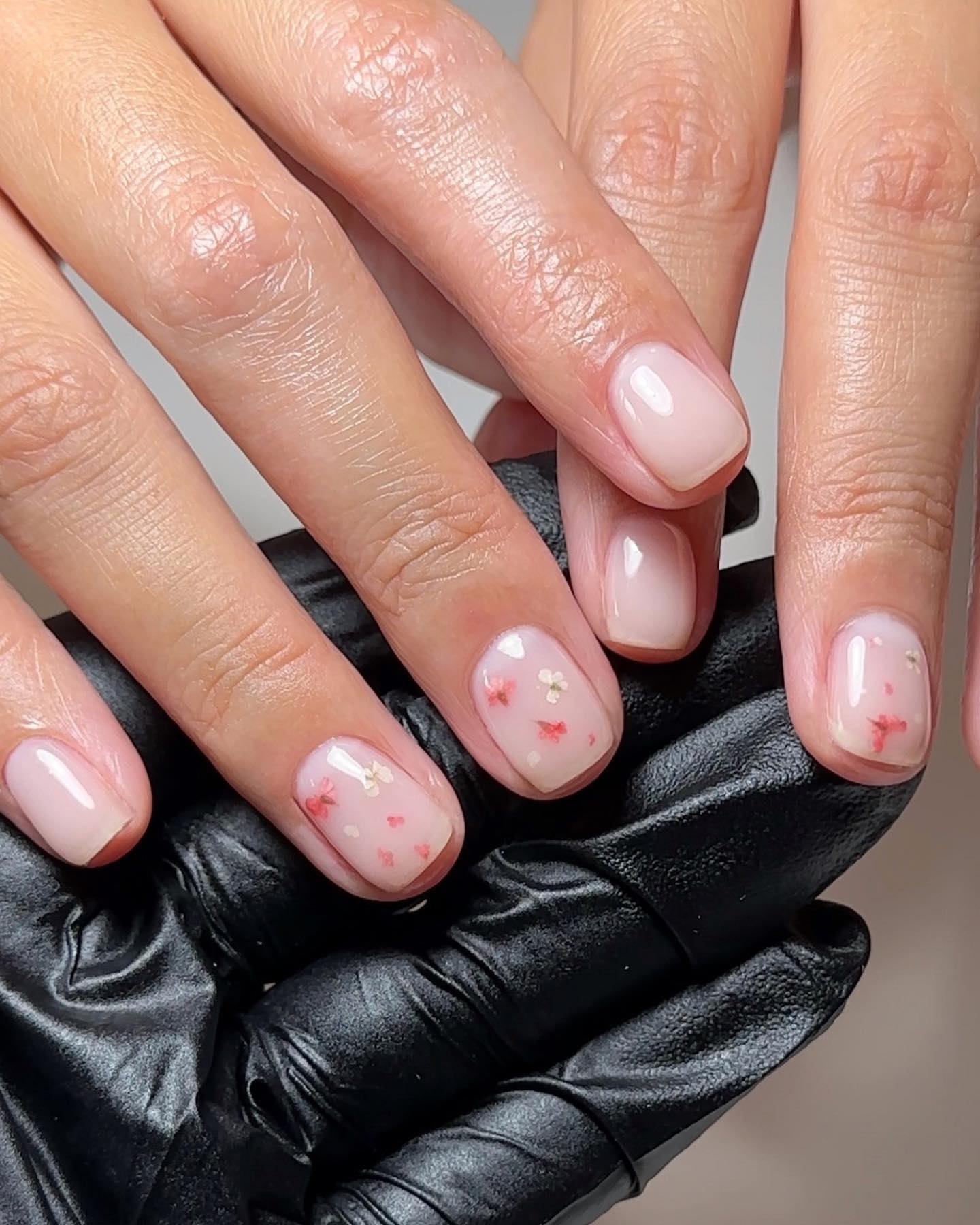 Short Square Sheer Pink with Scattered Florals Short Square Sheer Pink with Scattered Florals — Trendy Simple Nail Designs