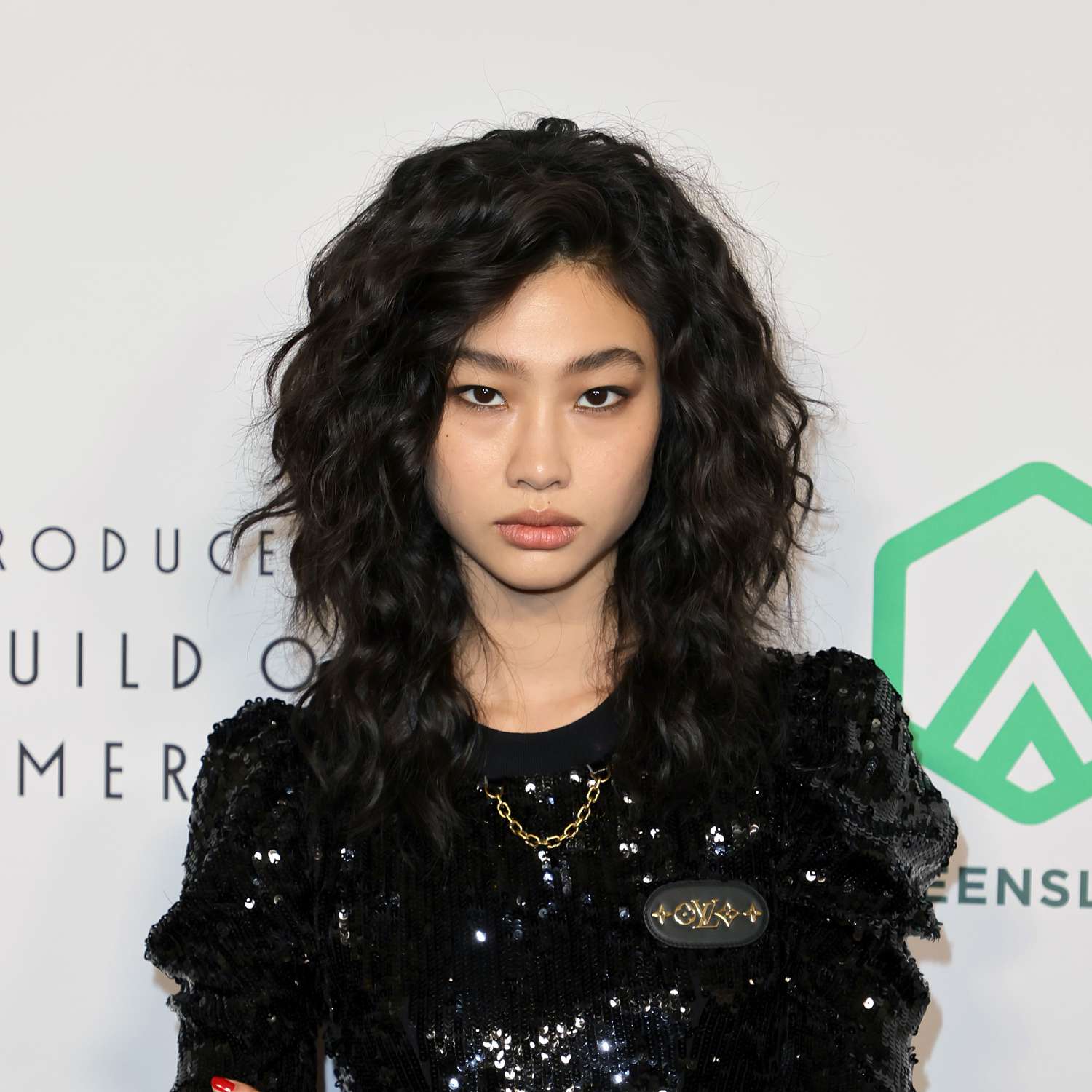 Glamorous Collarbone Shag With Full Bangs Glamorous Collarbone Shag With Full Bangs — Winter Shag Haircuts