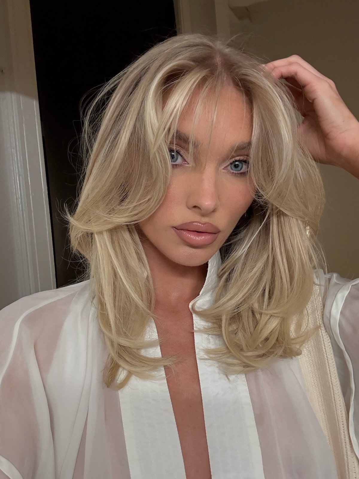 Collarbone Platinum Blonde With Curtain Bangs Collarbone Platinum Blonde With Curtain Bangs — Winter Hair Colors for Blondes