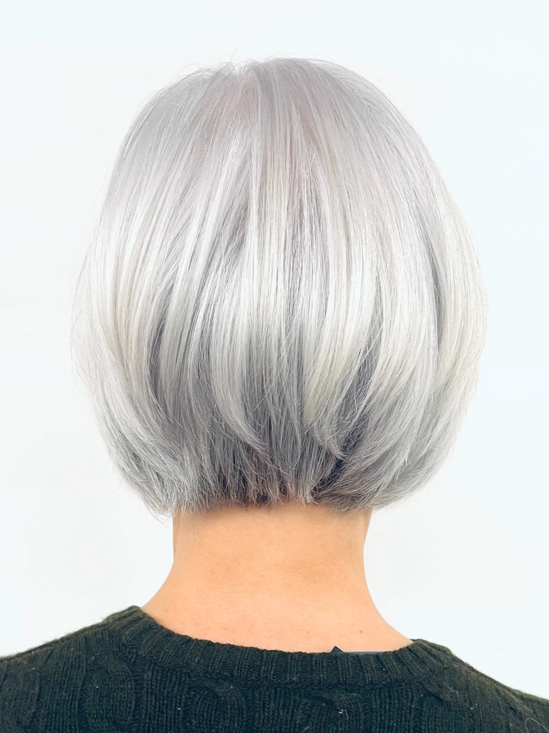 No Bangs Chin-Length Bob With Ash Blonde and Gray Tones No Bangs Chin-Length Bob With Ash Blonde and Gray Tones — Gray Blending Highlights