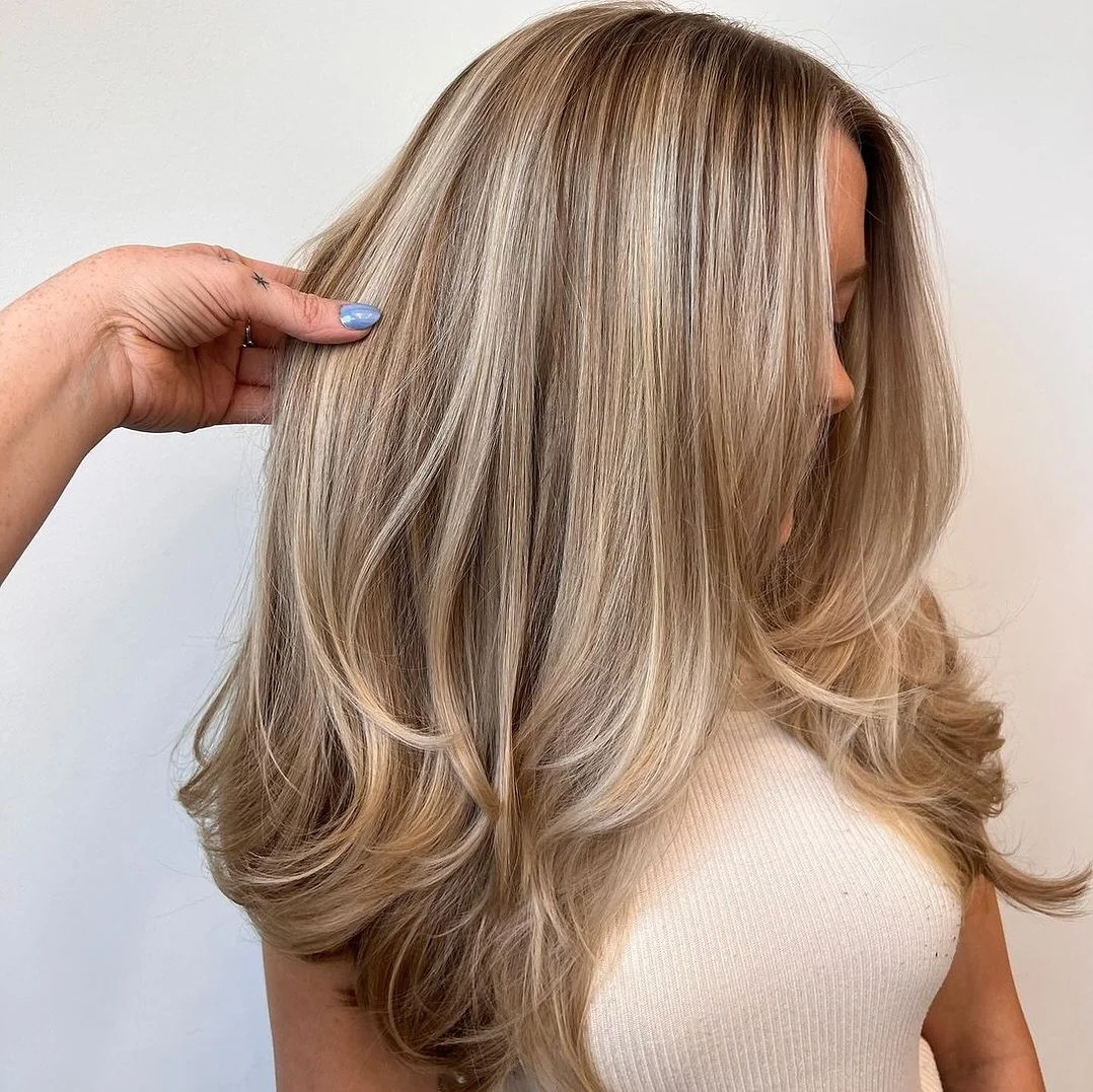 Shoulder Ash Blonde With Darker Blonde Highlights Shoulder Ash Blonde With Darker Blonde Highlights — Reverse Balayage