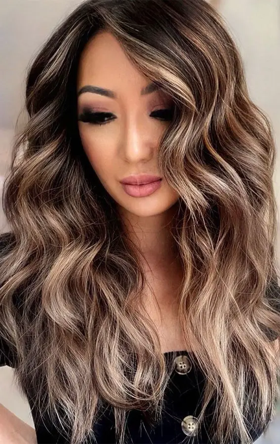 Collarbone Dark Brown With Creamy Blonde Highlights Collarbone Dark Brown With Creamy Blonde Highlights — Fall to Winter Hair Colors