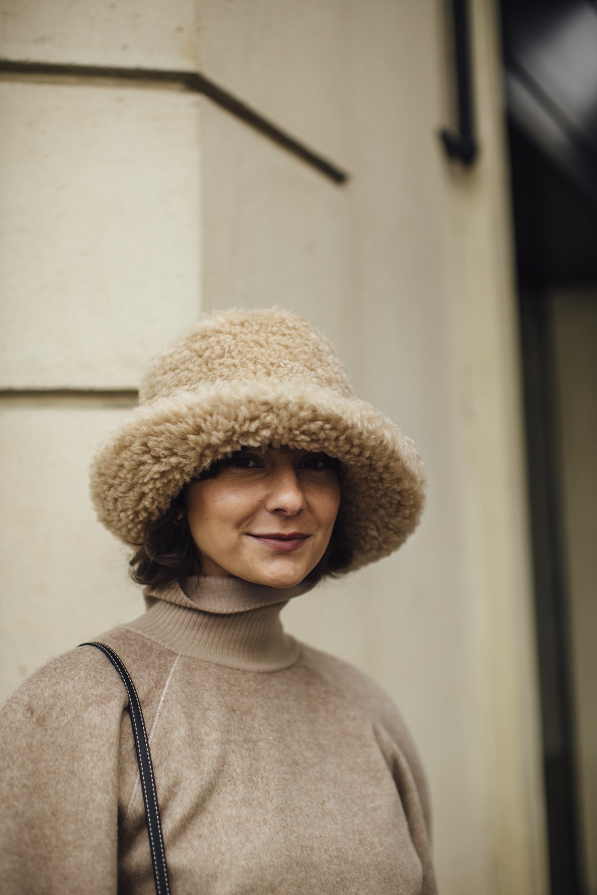 Wavy Bob with Blunt Bangs and Bucket Hat Wavy Bob with Blunt Bangs and Bucket Hat — Winter Hat Hairstyles