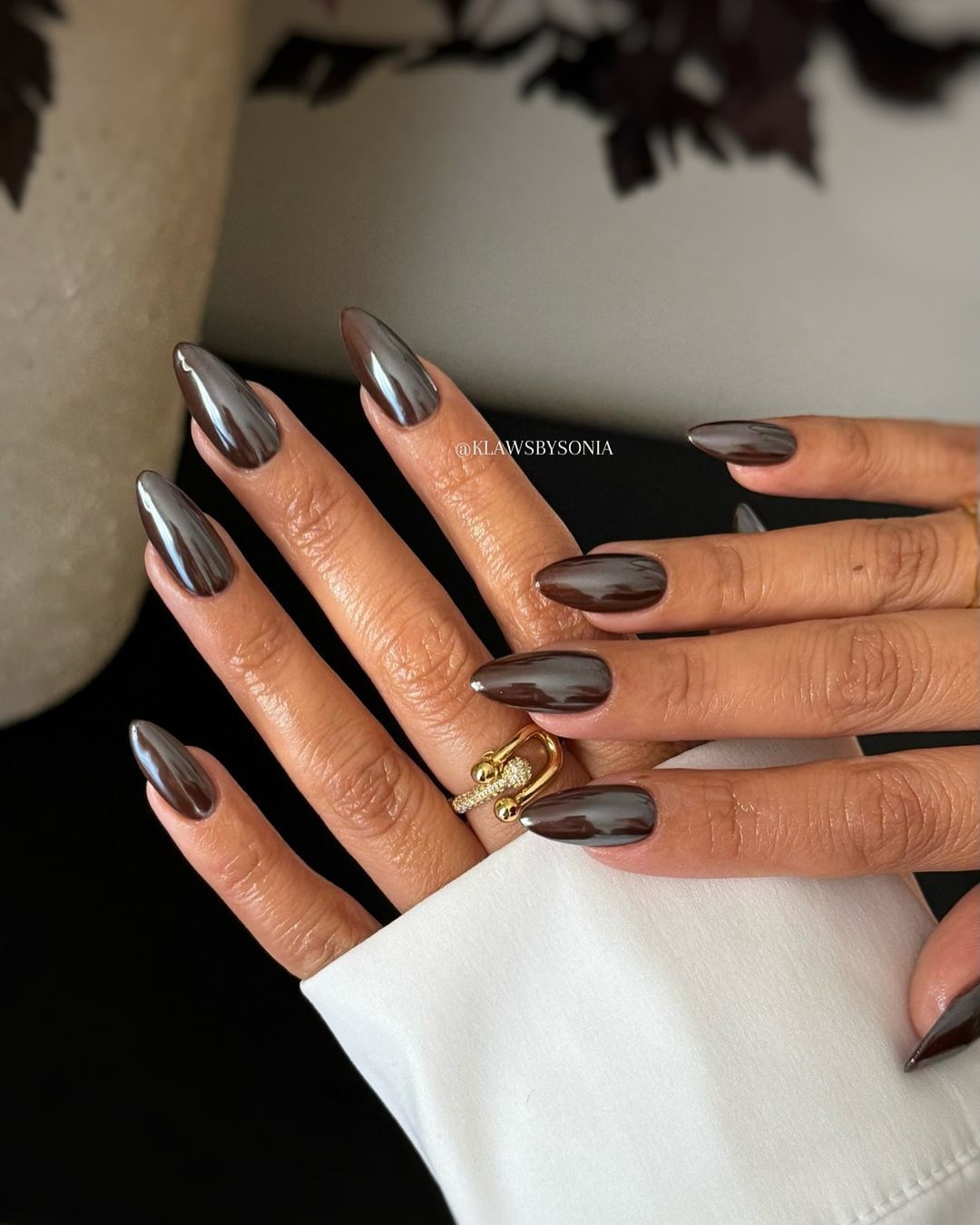Sleek Metallic Chrome Almond Nails Sleek Metallic Chrome Almond Nails — Winter Nail Designs