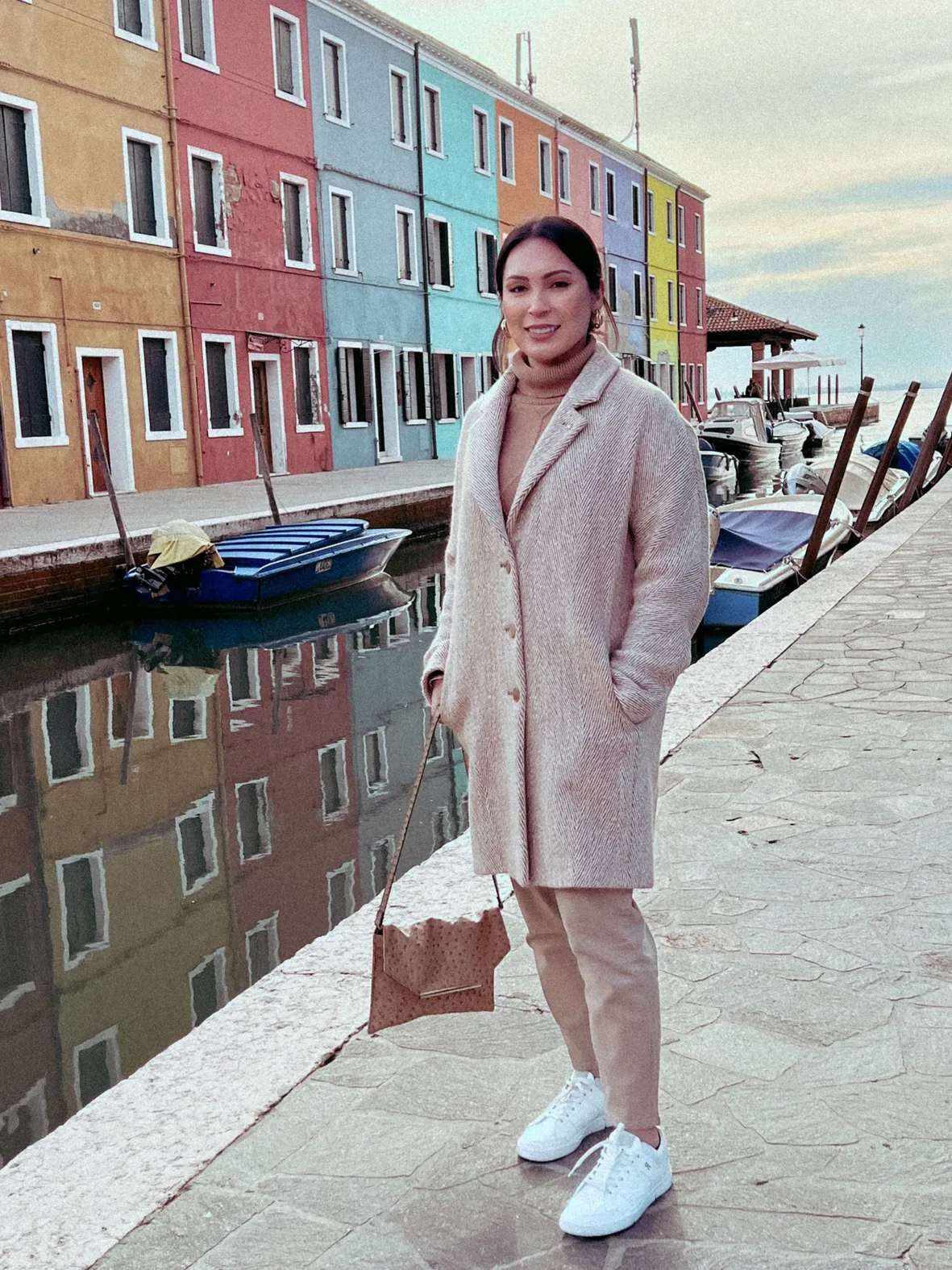 Monochromatic Beige Ensemble for European City Exploration Monochromatic Beige Ensemble for European City Exploration — Europe Winter Outfits