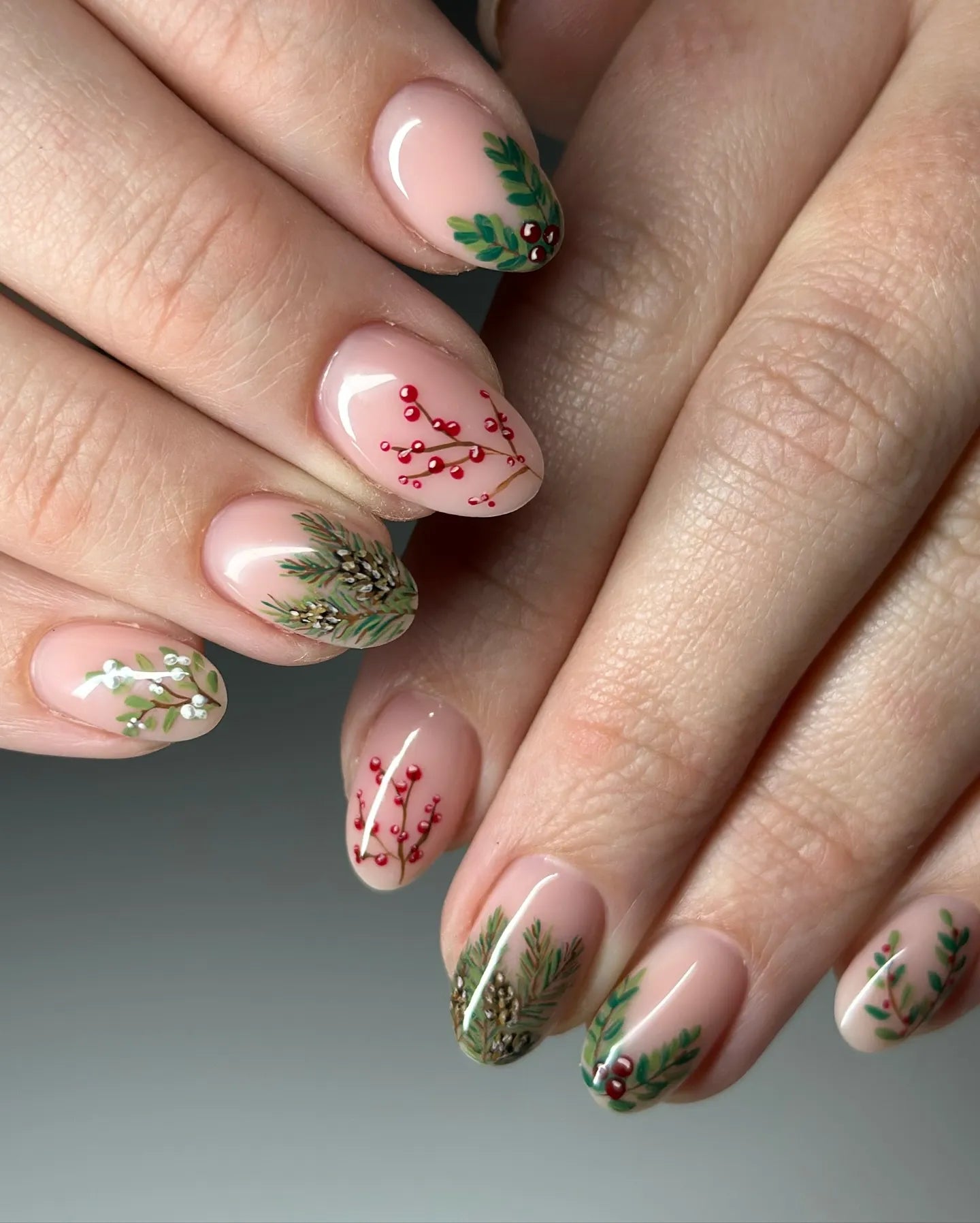 Short Oval Nude with Berry and Pine Art Short Oval Nude with Berry and Pine Art — Winter Nude Nails