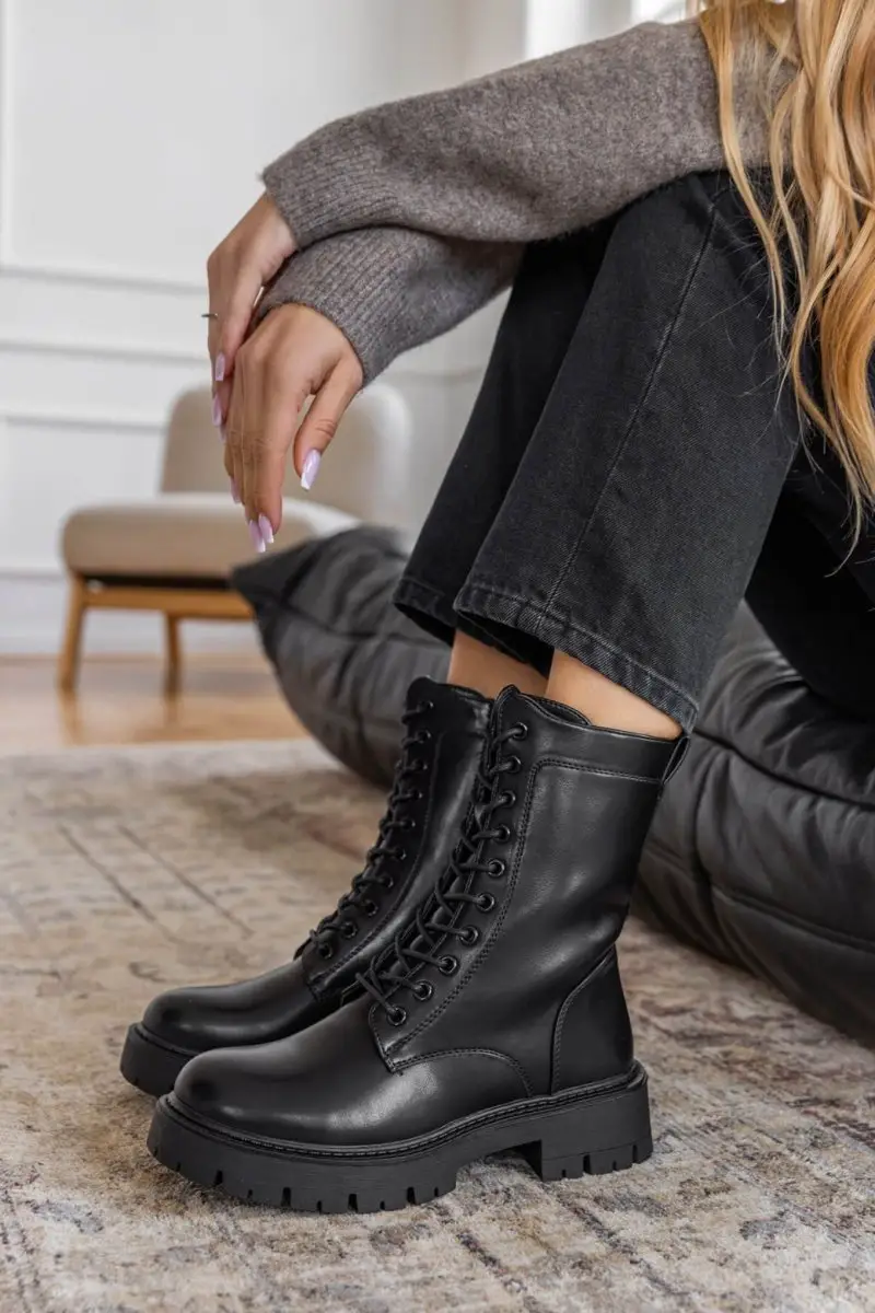 Camouflage Leggings and Studded Tan Combat Boots for Casual Comfort Camouflage Leggings and Studded Tan Combat Boots for Casual Comfort — Combat Boots Outfits