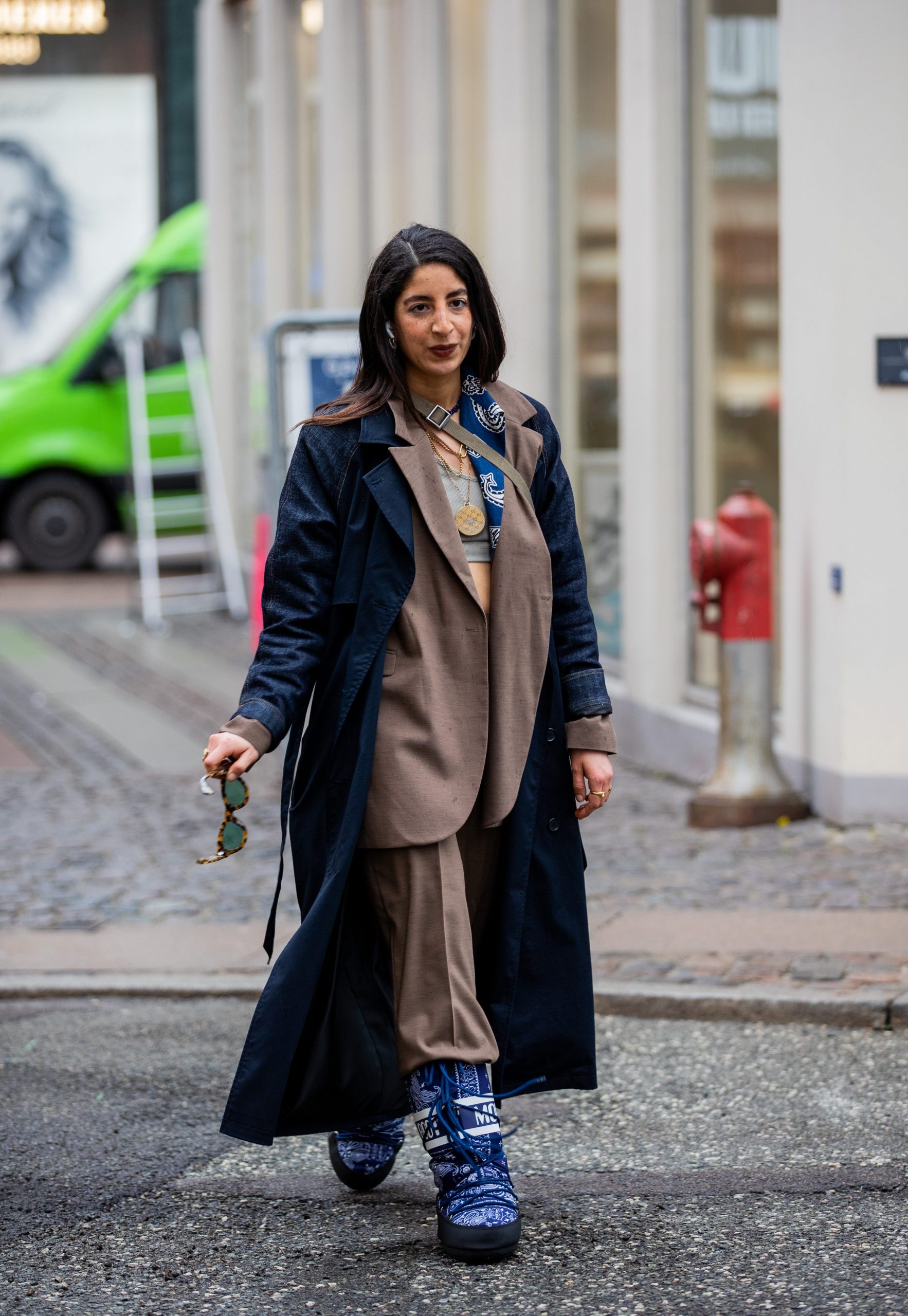 Casual Streetwear with Blue Patterned Moon Boots and Trench Coat Casual Streetwear with Blue Patterned Moon Boots and Trench Coat — Moon Boots Outfits