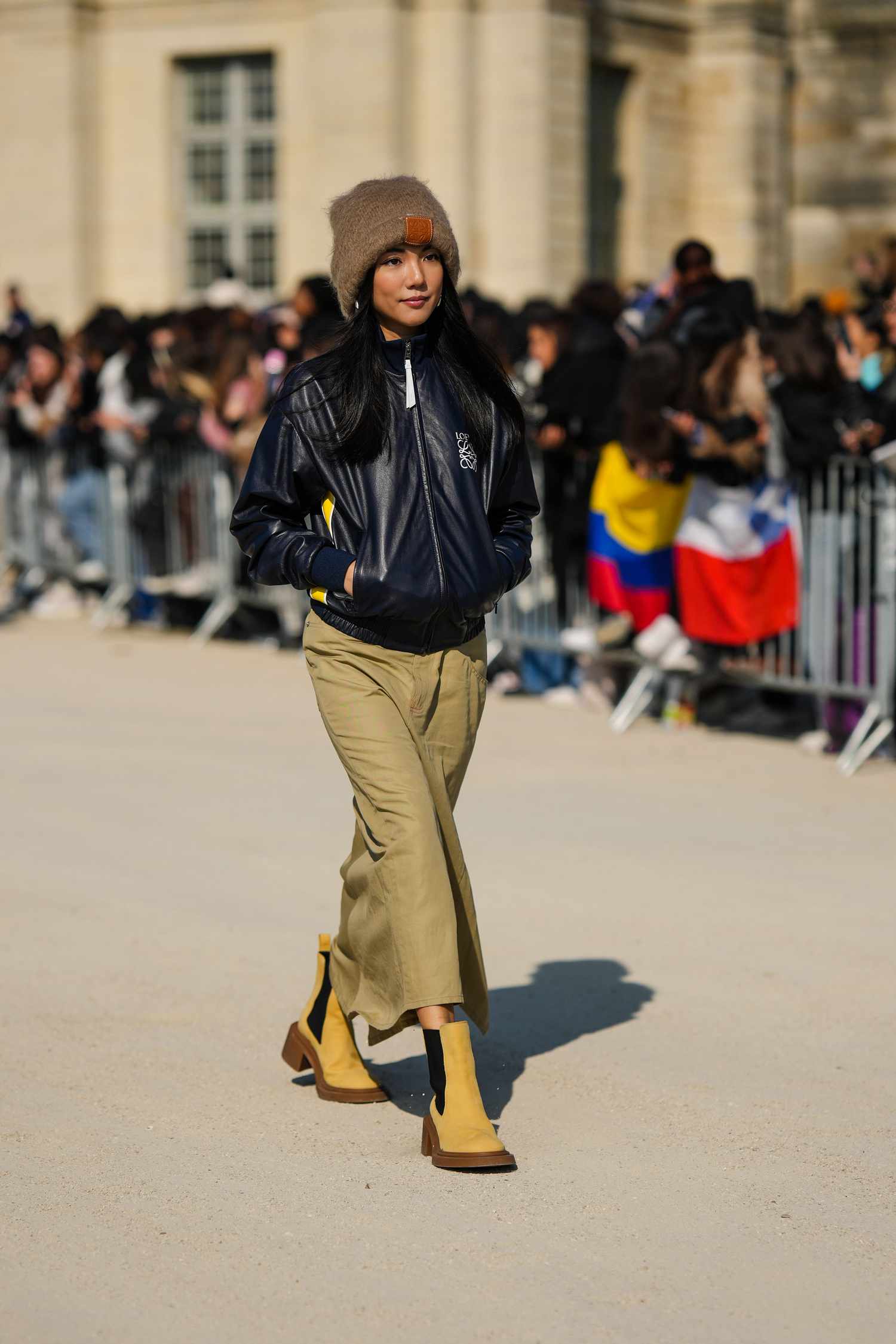 Cozy Autumn Layering: Brown Chelsea Boots with Jeans and Hooded Coat Cozy Autumn Layering: Brown Chelsea Boots with Jeans and Hooded Coat — Chelsea Boots Outfits