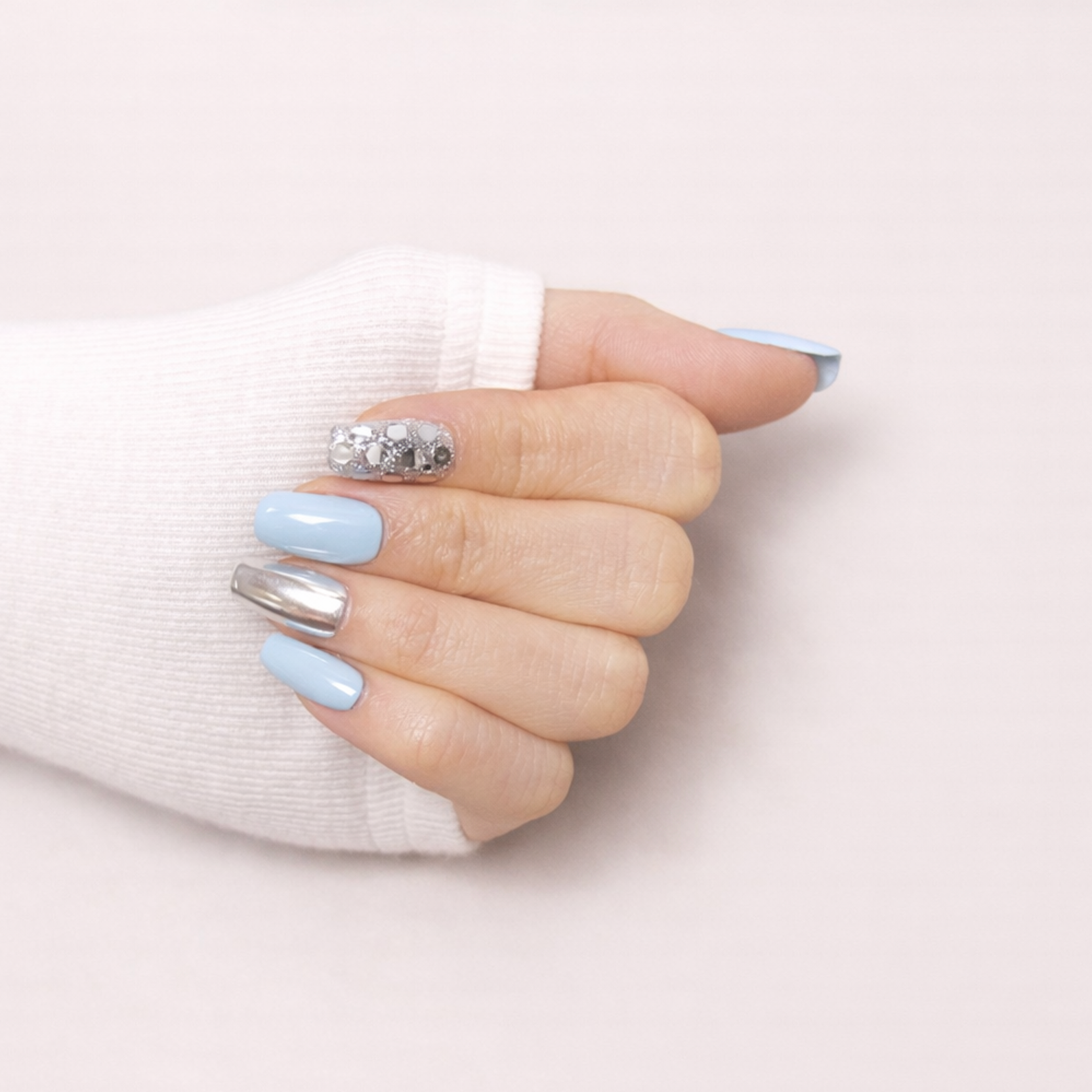 Light Blue Chrome with Rhinestone Accent Light Blue Chrome with Rhinestone Accent — Icy Blue Nails