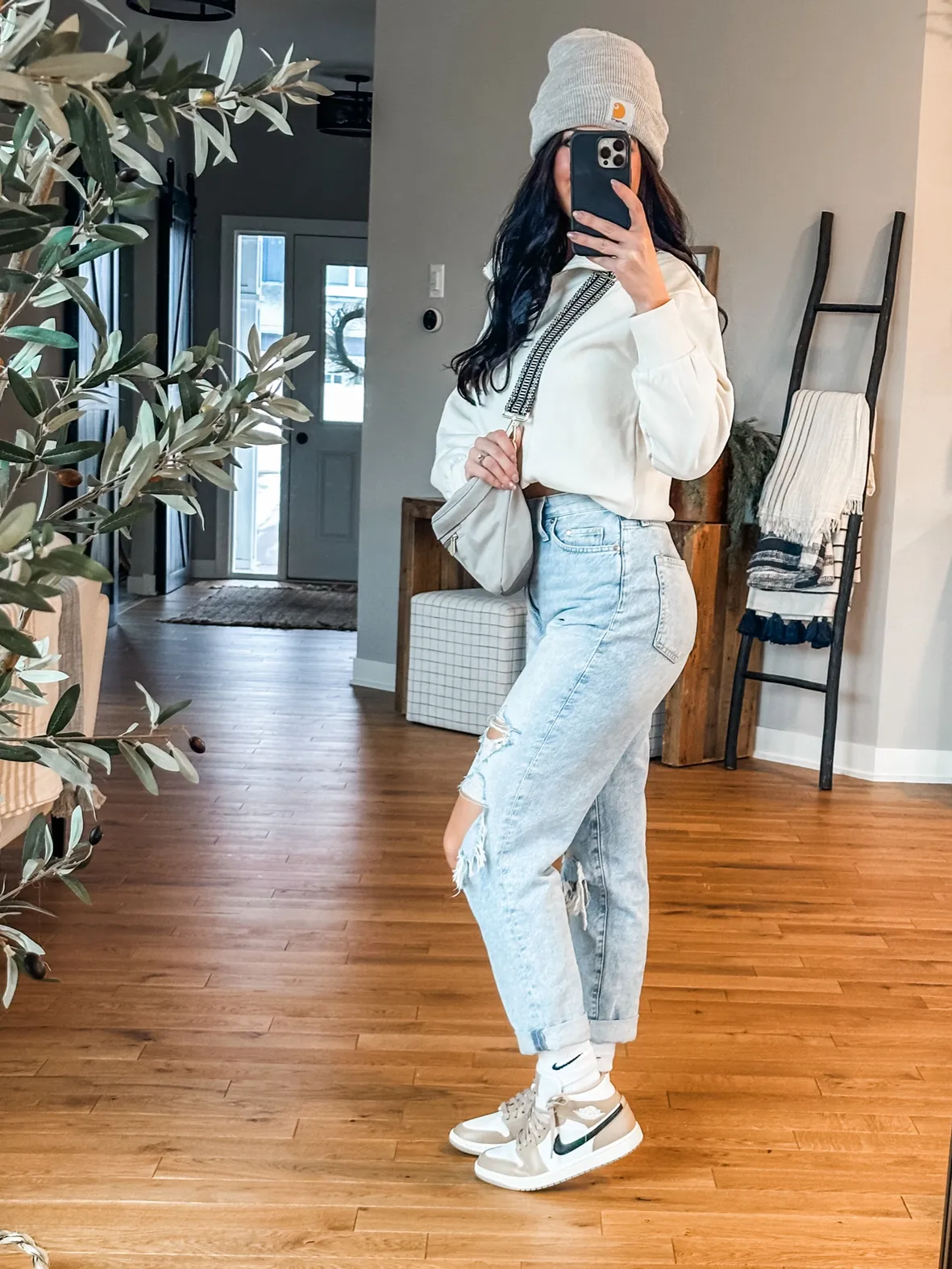 White Sweatshirt with Ripped Jeans for a Casual School Vibe White Sweatshirt with Ripped Jeans for a Casual School Vibe — Winter School Outfits