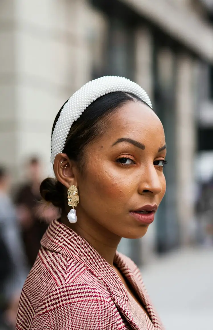 Chin Length Bob With Pearl Headband Chin Length Bob With Pearl Headband — Winter Hairstyles with Headband