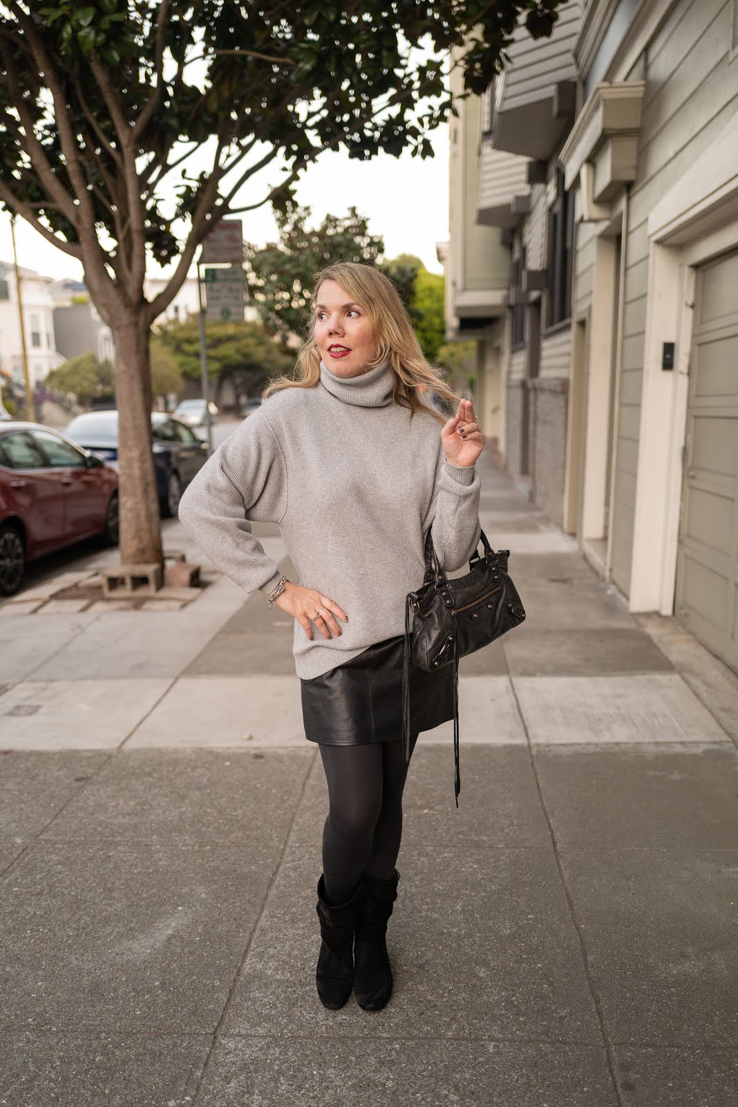 Chic Minimalist Outfit with Black Blazer and Slouchy Boots Chic Minimalist Outfit with Black Blazer and Slouchy Boots — Slouchy Boots Outfits