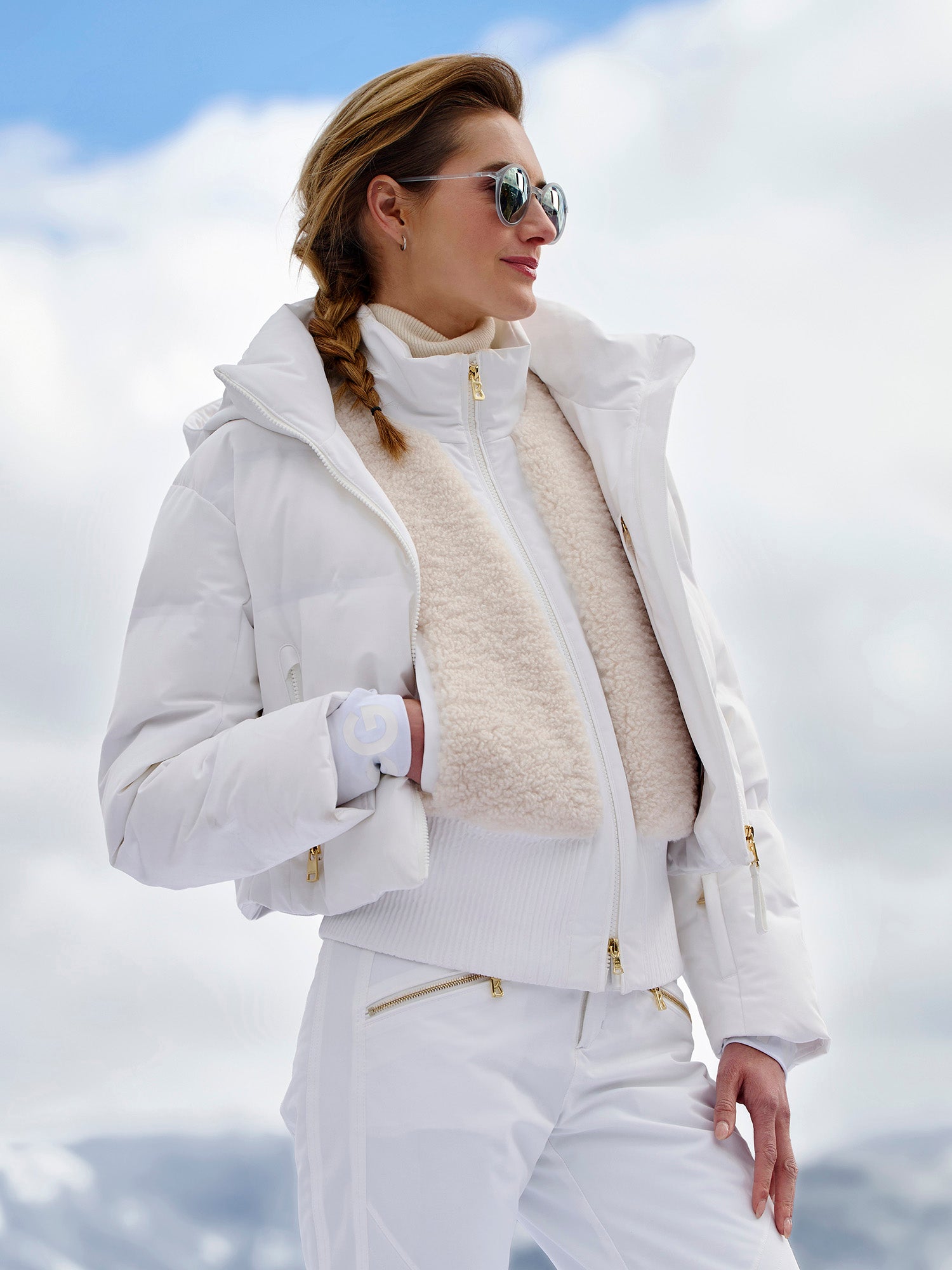 White Puffer Jacket with Shearling Trim and Turtleneck White Puffer Jacket with Shearling Trim and Turtleneck — Ski Outfits