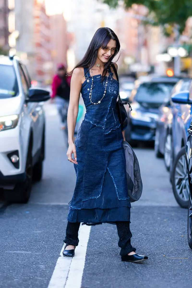 Casual Street Style: Black Leg Warmers with Denim Dress Casual Street Style: Black Leg Warmers with Denim Dress — Leg Warmers Outfits
