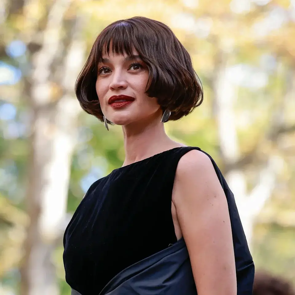 Classic Dark Brown Bob with Blunt Bangs Classic Dark Brown Bob with Blunt Bangs — Winter Bob Haircuts