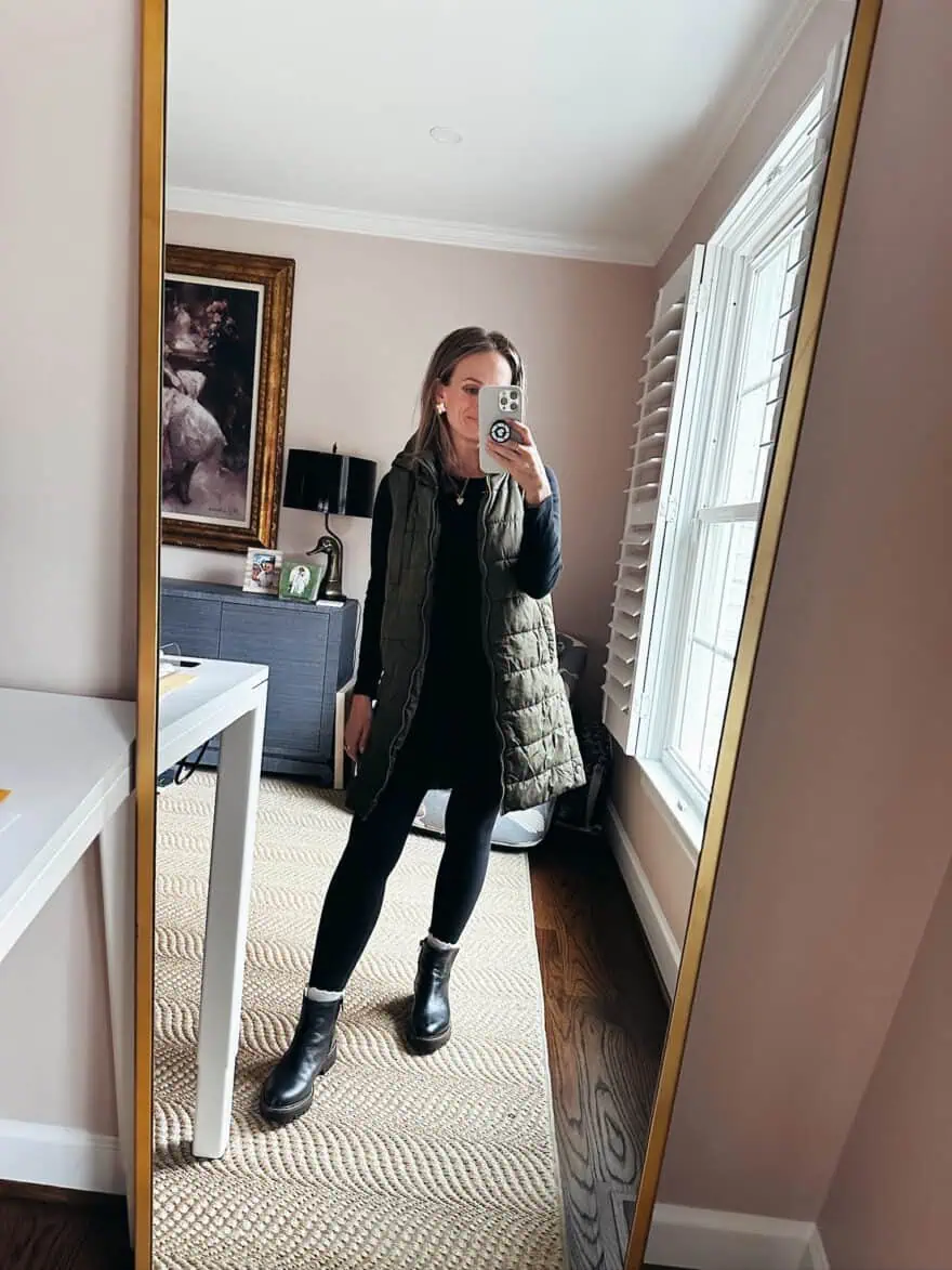 Black Chunky Sole Boots Outfit Idea Black Chunky Sole Boots Outfit Idea — Chelsea Boots Outfits