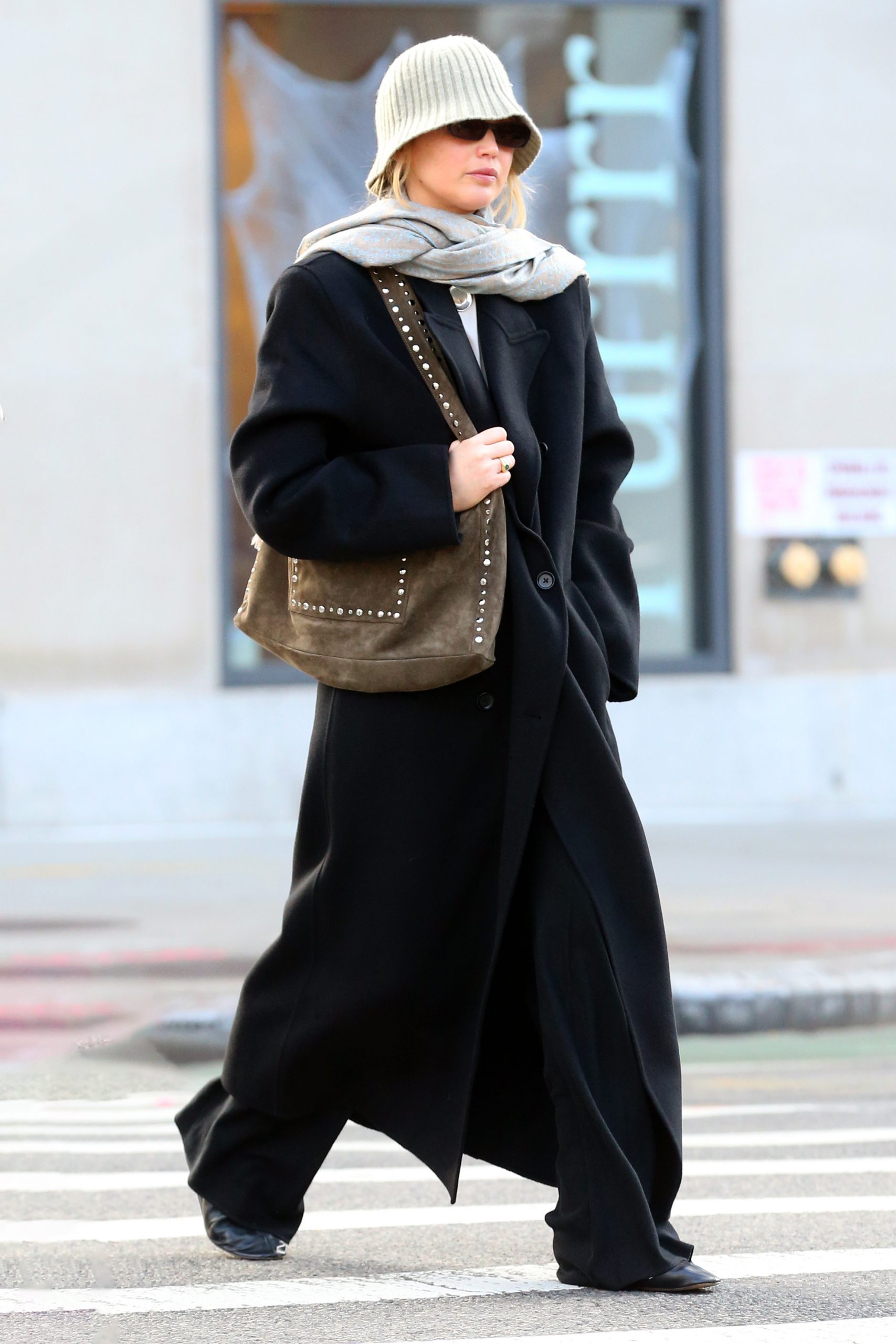 Layered Casual Look with an Oversized Black Coat Layered Casual Look with an Oversized Black Coat — Black Coat Outfits