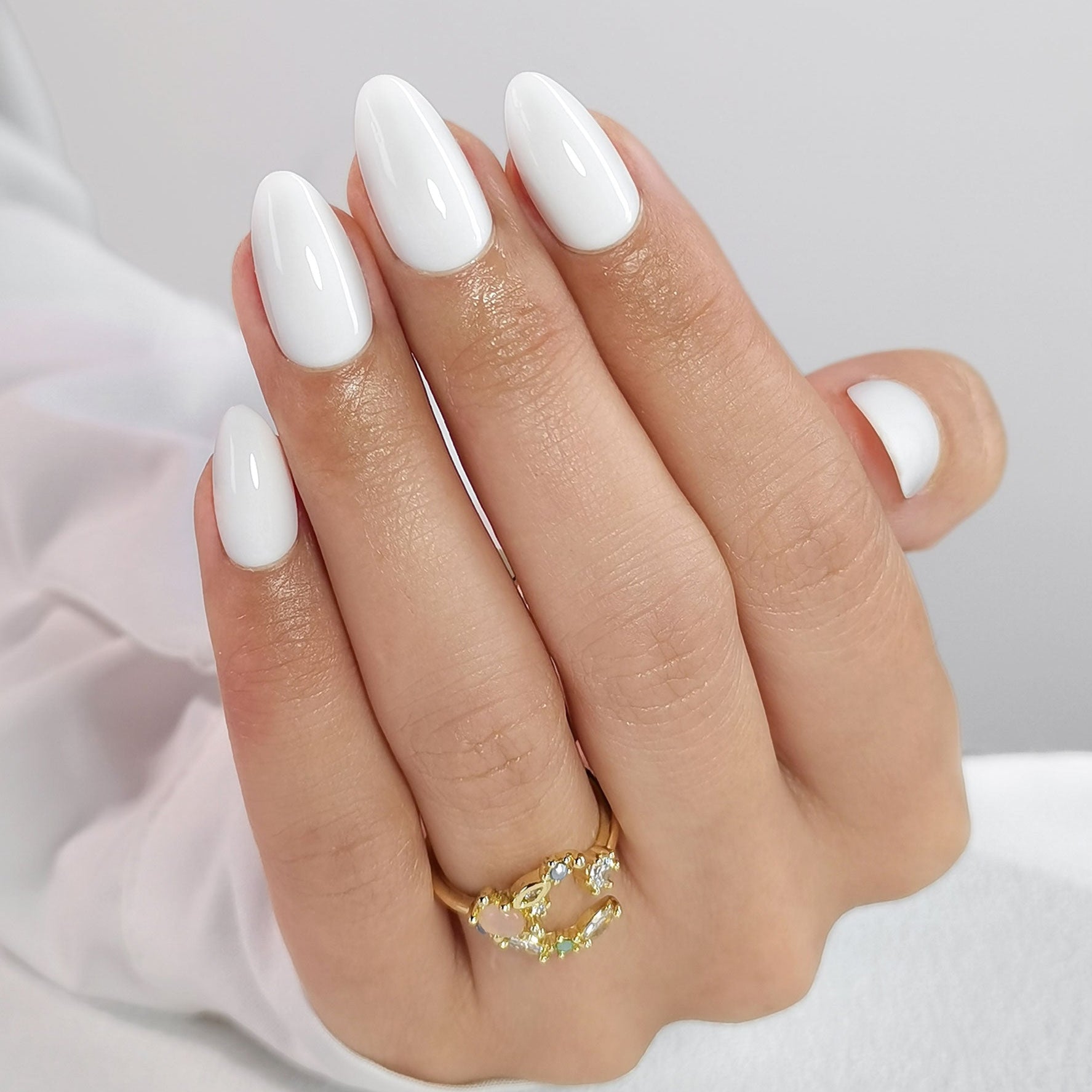 High Gloss Angel White Glossy Almonds High Gloss Angel White Glossy Almonds — Short Winter Almond Nails