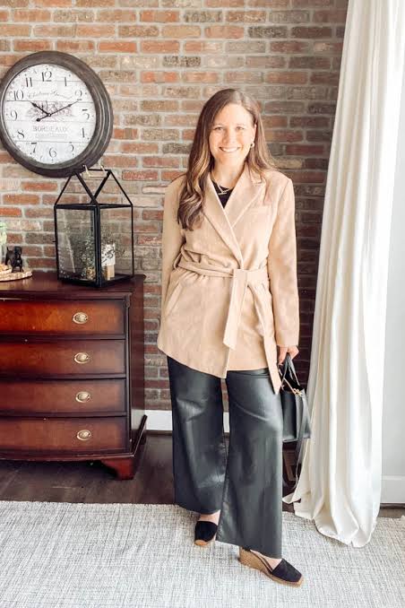 Smart Casual Black Wide-Leg Pants with Belted Blazer — Leather Pants Outfits