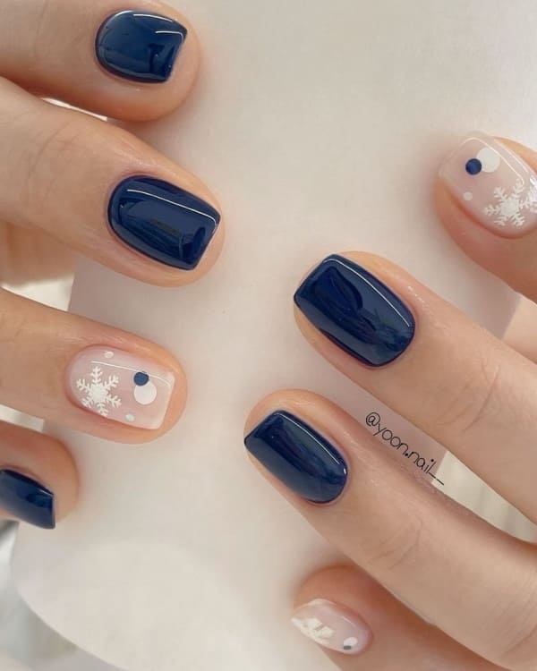 Navy Blue Snowflake Dot Accent Nails Navy Blue Snowflake Dot Accent Nails — Winter Square Nails