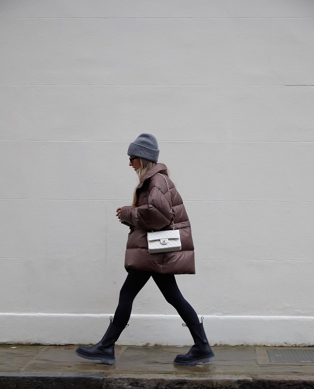 Cropped Brown Puffer with Combat Boots and Beanie Cropped Brown Puffer with Combat Boots and Beanie — Long Puffer Coat Outfits