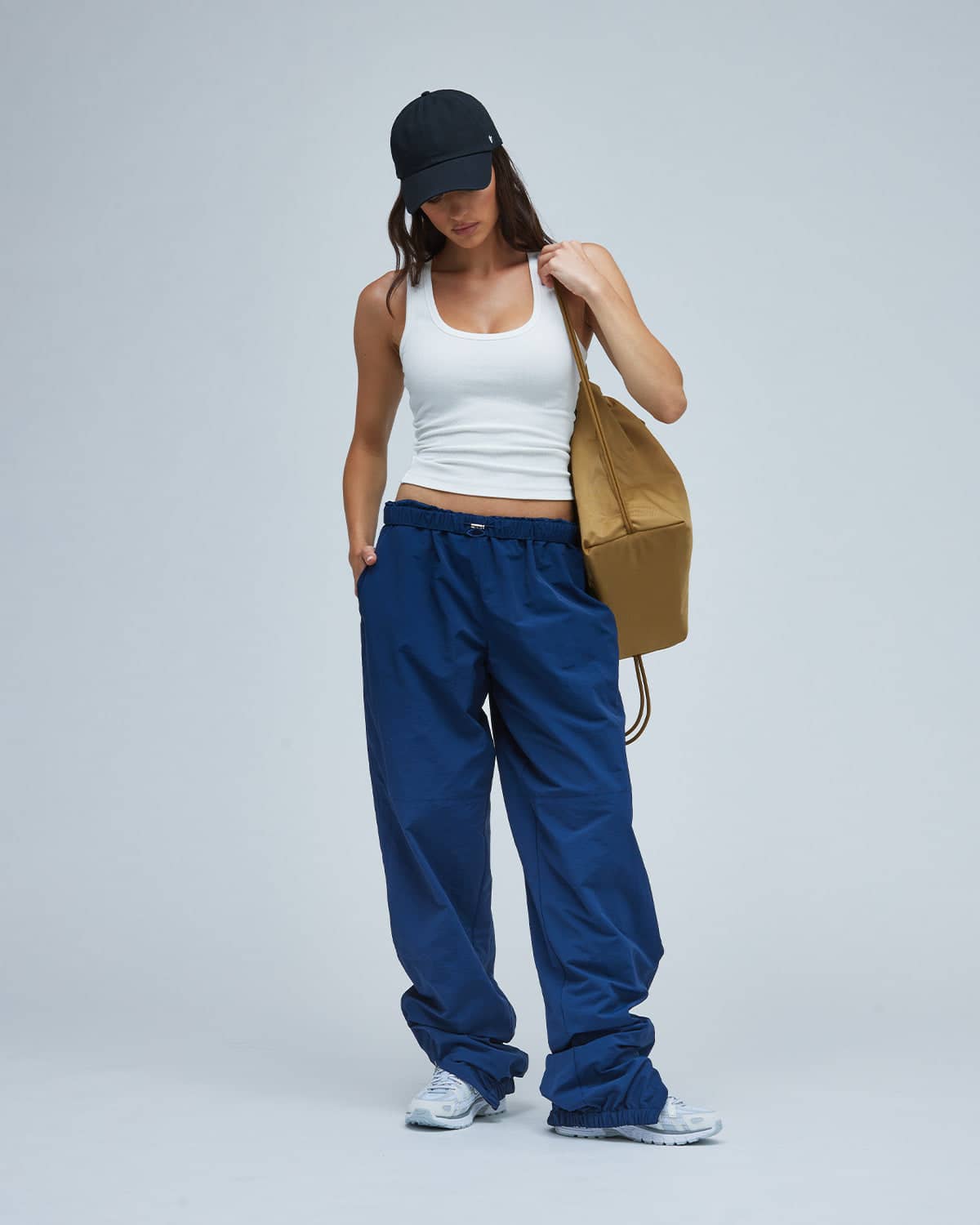 Oversized Navy Sweatpants with Gathered Ankle and Baseball Cap Oversized Navy Sweatpants with Gathered Ankle and Baseball Cap — Sweatpants Outfits