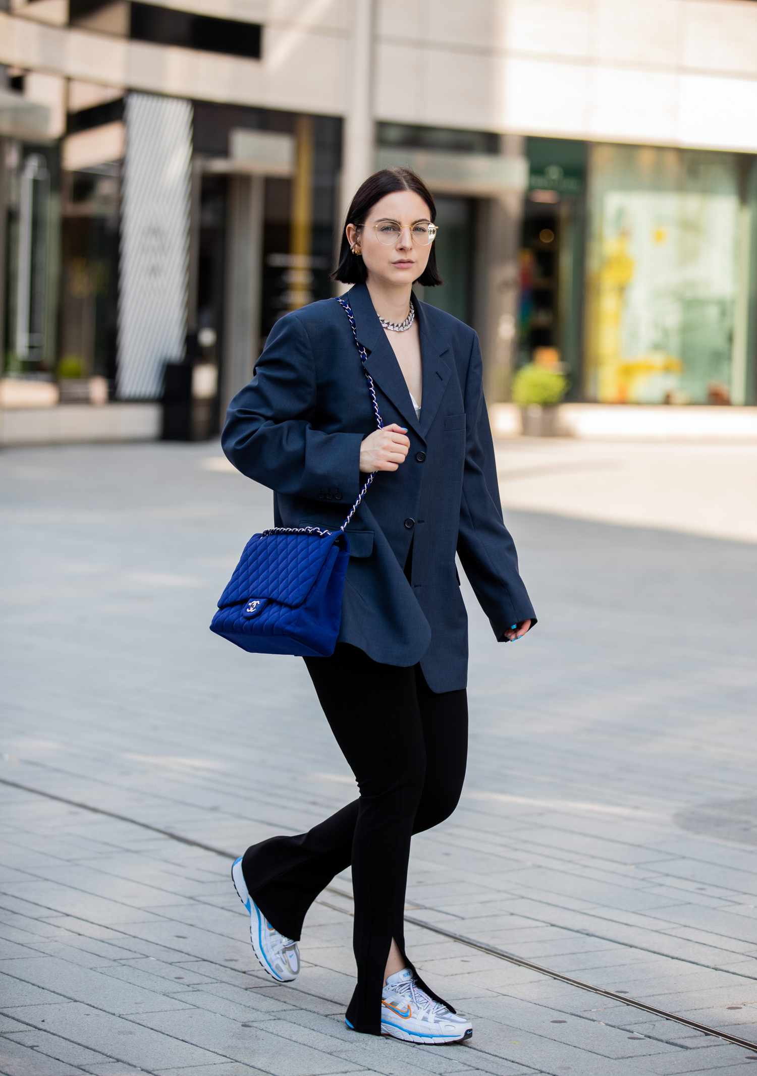 Edgy Layering: Flare Leggings with Oversized Blazer and Sneakers Edgy Layering: Flare Leggings with Oversized Blazer and Sneakers — Flare Leggings Outfits