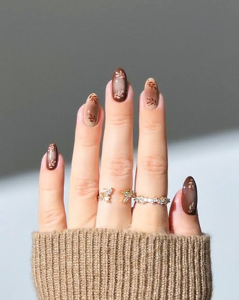 Nude with Abstract Brown Lines & Gold Nude with Abstract Brown Lines & Gold — Mocha Nails