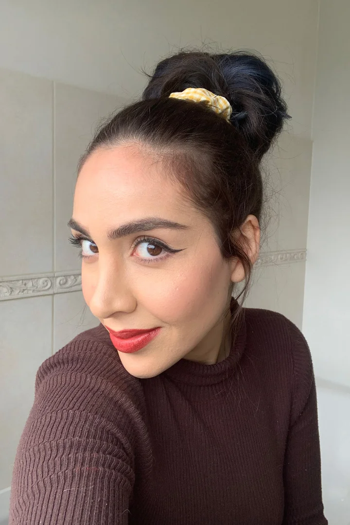 Messy Bun With Casual Scrunchie Messy Bun With Casual Scrunchie — Winter Bun Hairstyles