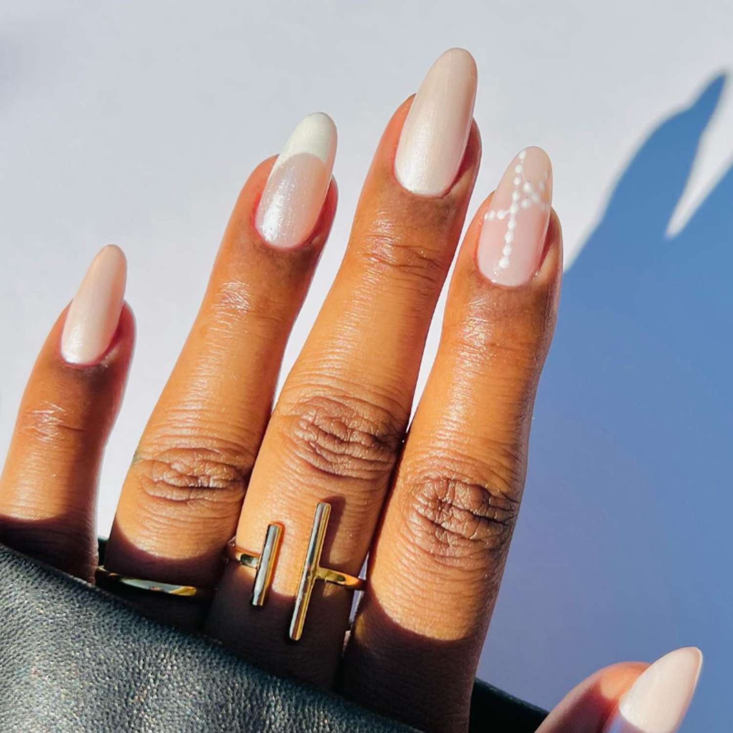 Geometric Dot French Tip Almond Nails Geometric Dot French Tip Almond Nails — Winter White Nails
