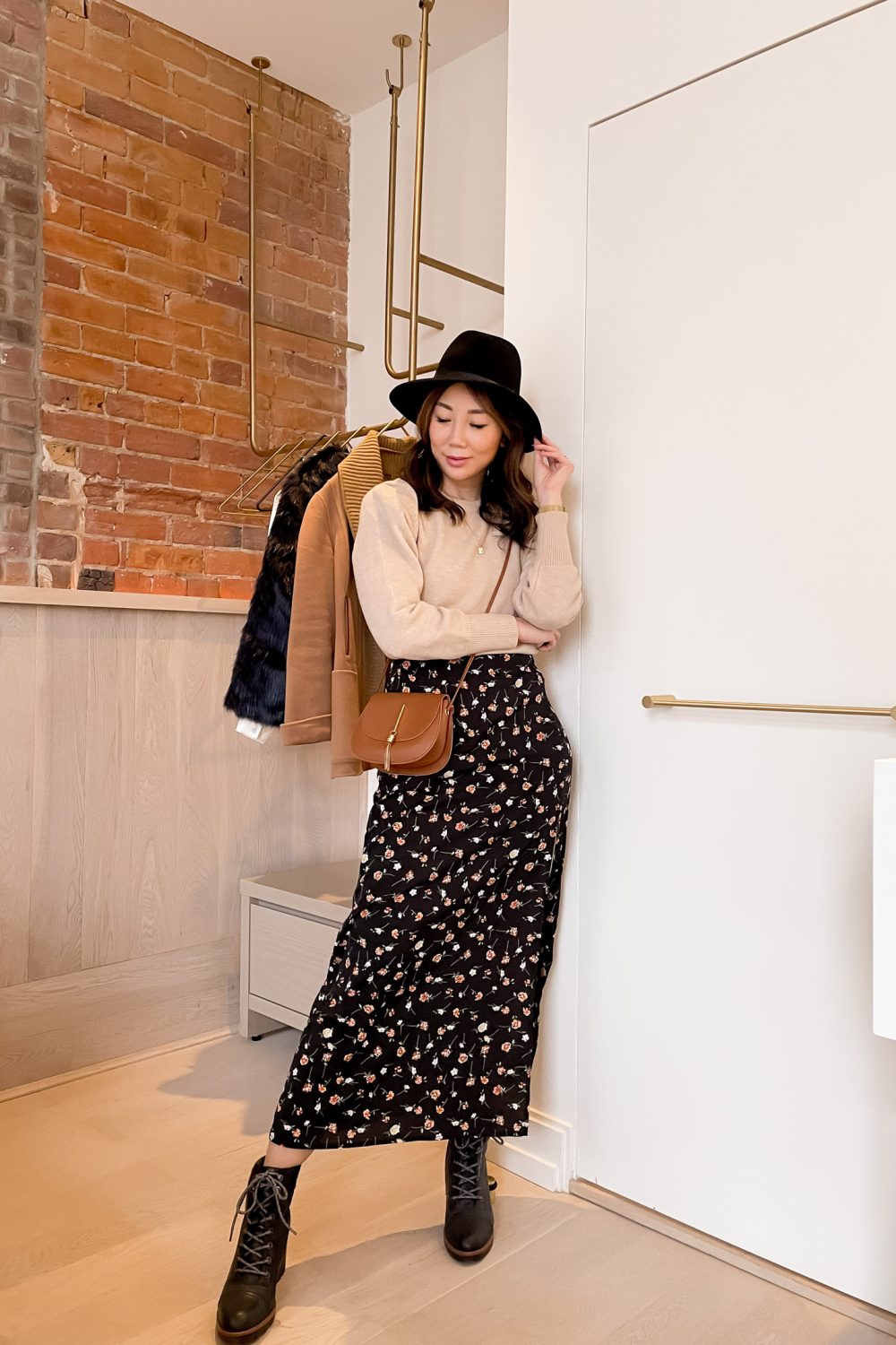 Black Floral Print Maxi Skirt with Beige Knit Sweater Black Floral Print Maxi Skirt with Beige Knit Sweater — Winter Skirt Outfits