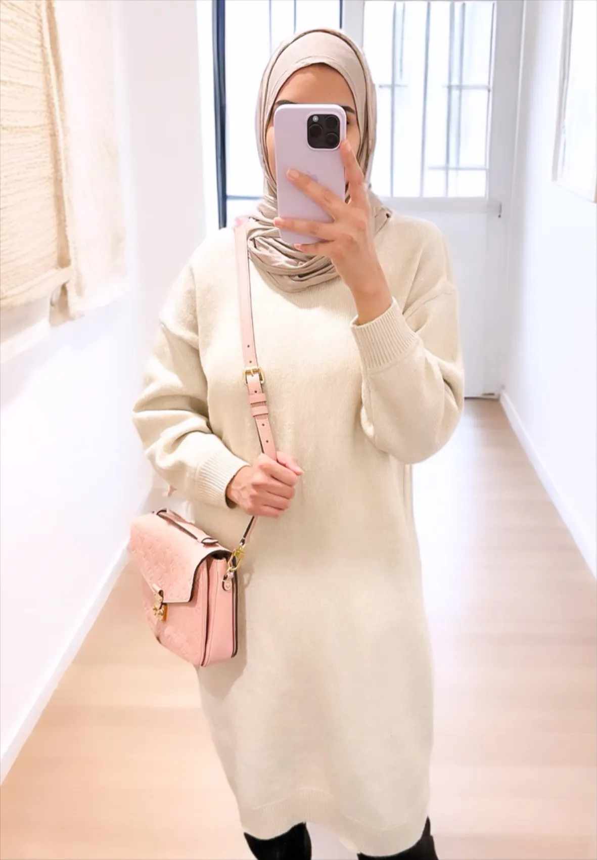 Oversized Cream Sweater Dress with Pink Bag for Modest Daytime Oversized Cream Sweater Dress with Pink Bag for Modest Daytime — Modest Winter Outfits