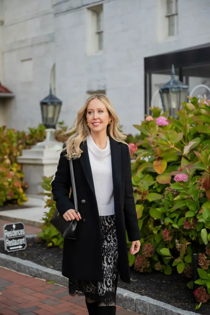 Smart Casual Autumn Style with a Black Coat and Lace Skirt Smart Casual Autumn Style with a Black Coat and Lace Skirt — Black Coat Outfits