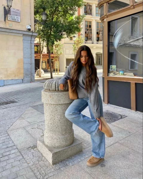 Chic Comfort: Platform Uggs with Oversized Sweater and Wide Jeans Chic Comfort: Platform Uggs with Oversized Sweater and Wide Jeans — Ugg Slippers Outfits