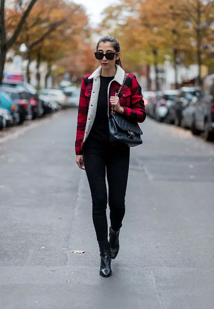 Warm Casual Statement: Black Skinny Jeans with Plaid Sherpa Jacket Warm Casual Statement: Black Skinny Jeans with Plaid Sherpa Jacket — Winter Outfits with Jeans