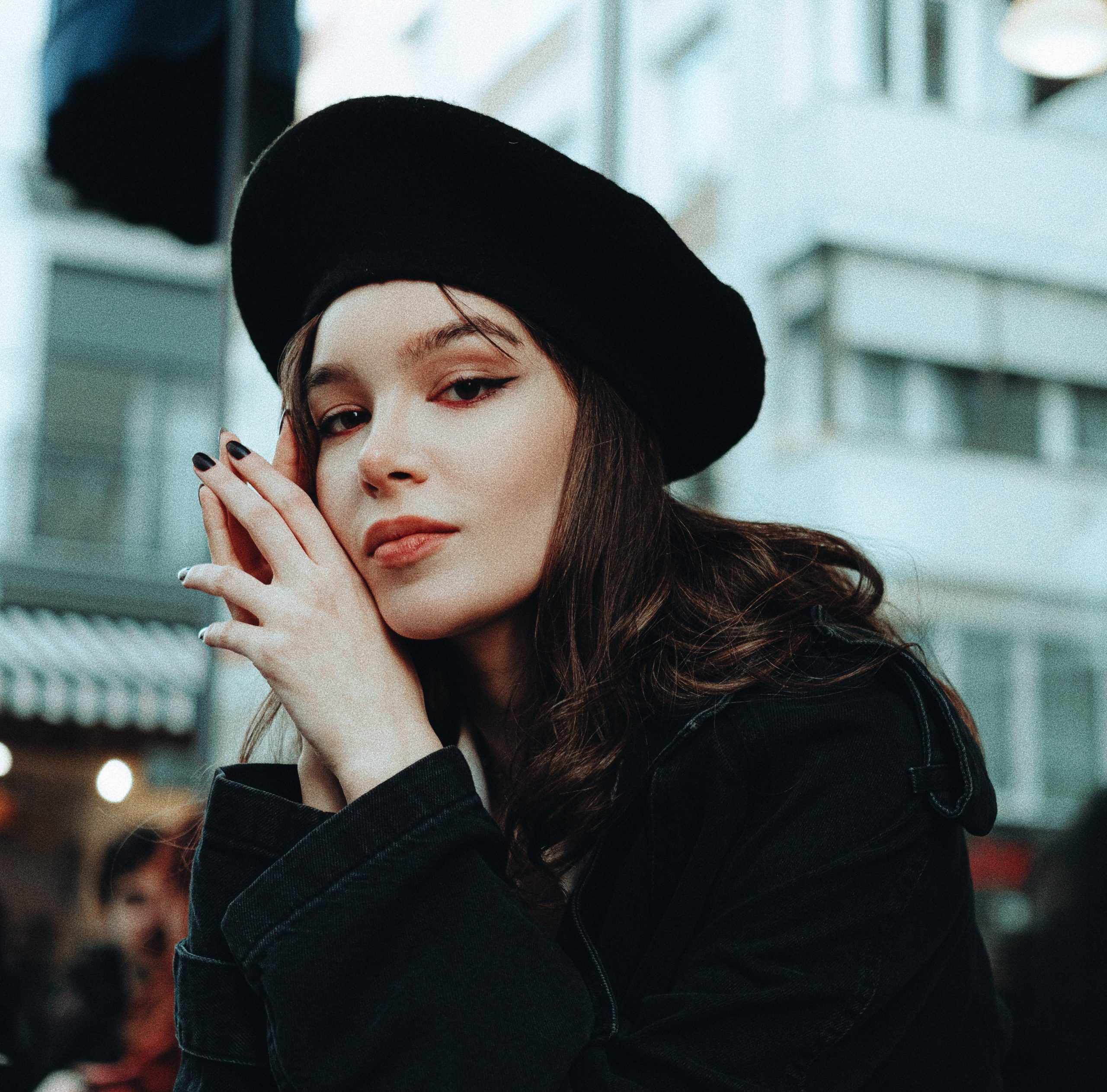 Black Beret with Black Denim Jacket for Effortless Style — Beret Outfits