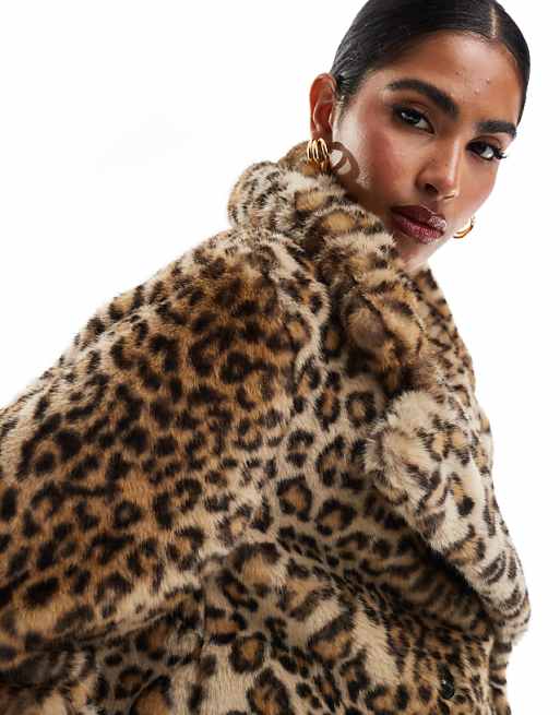 Close-up on Cropped Leopard Faux Fur Jacket Texture Close-up on Cropped Leopard Faux Fur Jacket Texture — Leopard Coat Outfits