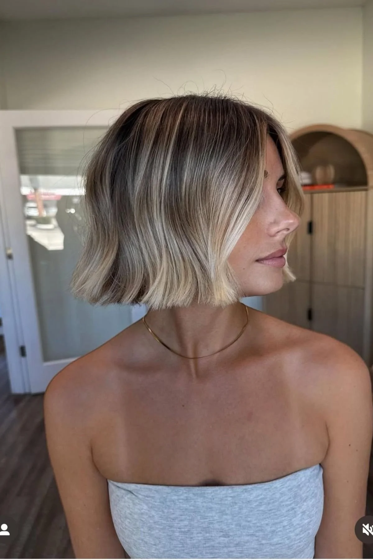 Side View Ash Blonde Blunt Bob with Curtain Bangs Side View Ash Blonde Blunt Bob with Curtain Bangs — Winter Bob Haircuts