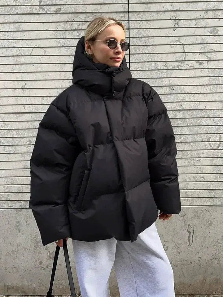 Oversized Black Puffer with High Collar and Sweatpants Oversized Black Puffer with High Collar and Sweatpants — Winter Puffer Jacket Outfits