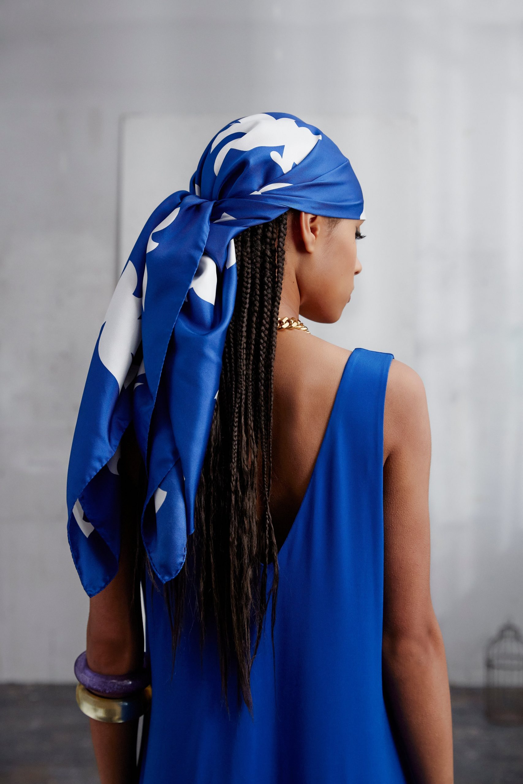 Vibrant Silk Scarf as a Statement Headscarf Vibrant Silk Scarf as a Statement Headscarf — Scarf Outfits